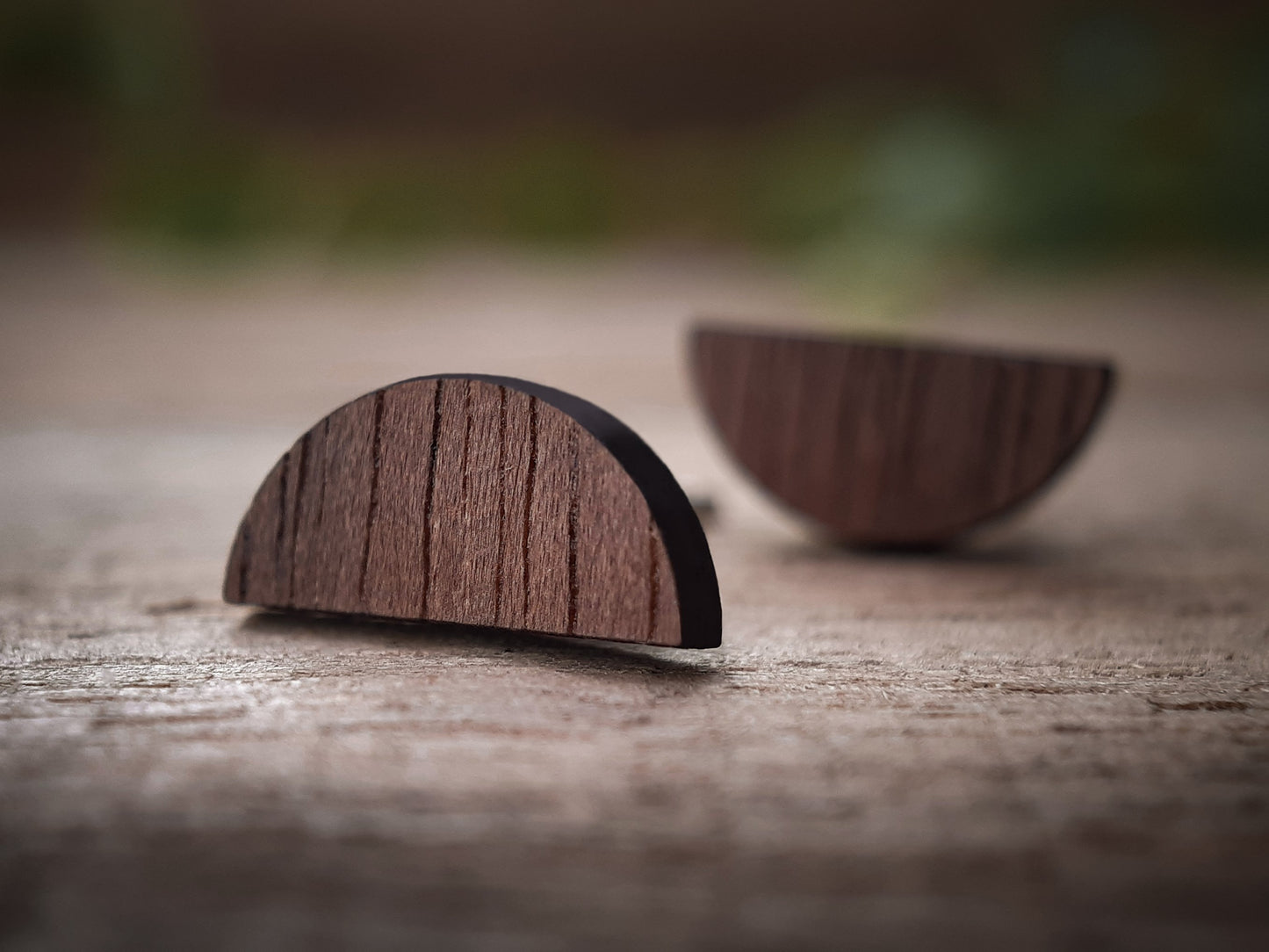 Houten Oorknopjes | Halve Cirkel | Notenhout
