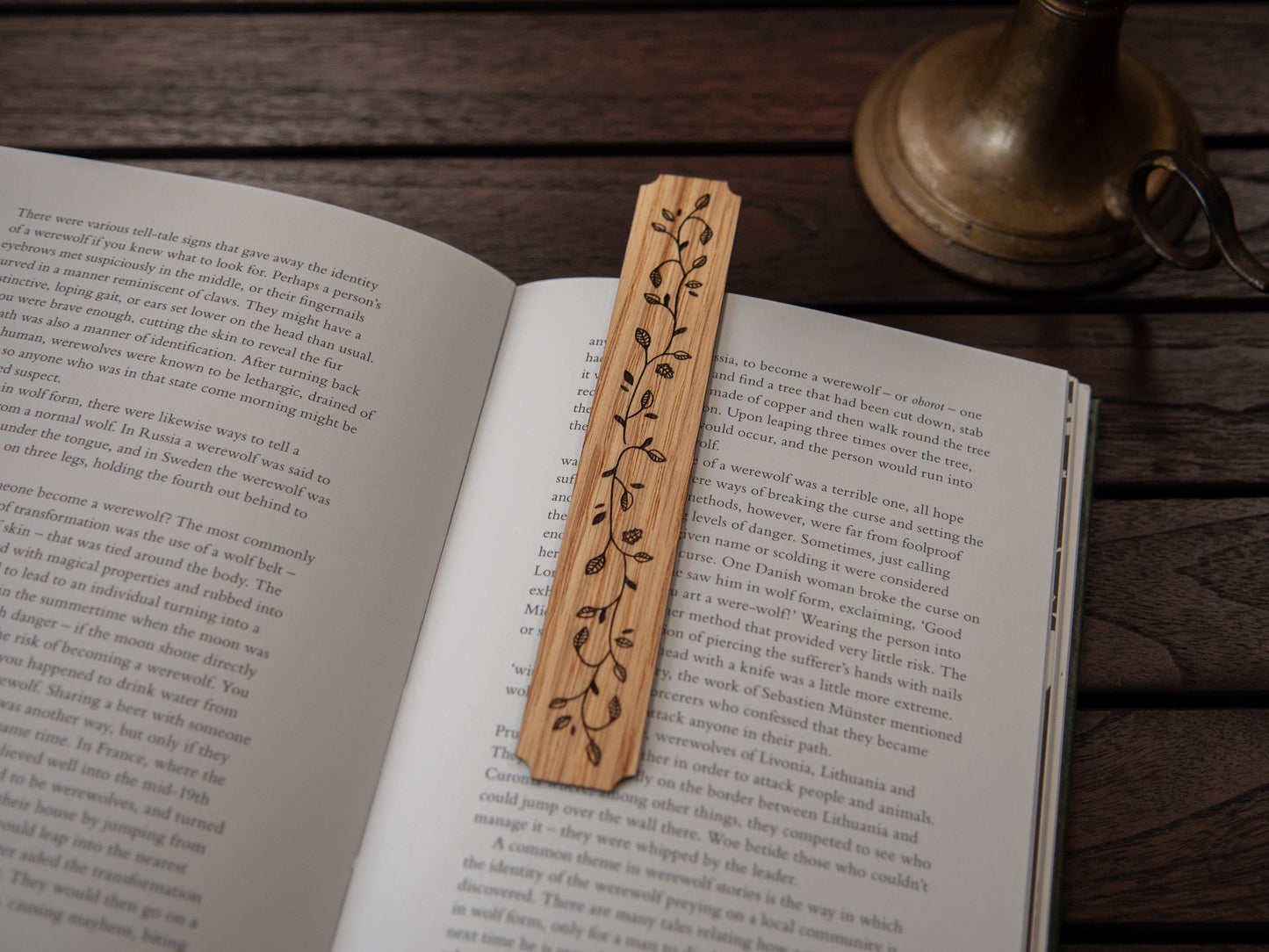 Houten Boekenlegger | Gegraveerde Bladeren | Eikenhout