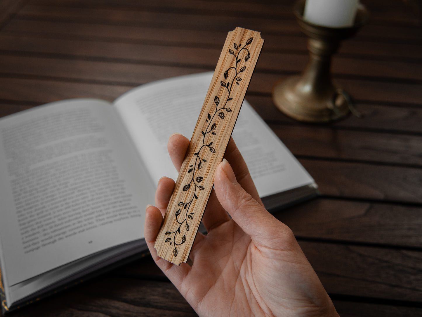 Houten Boekenlegger | Gegraveerde Bladeren | Eikenhout