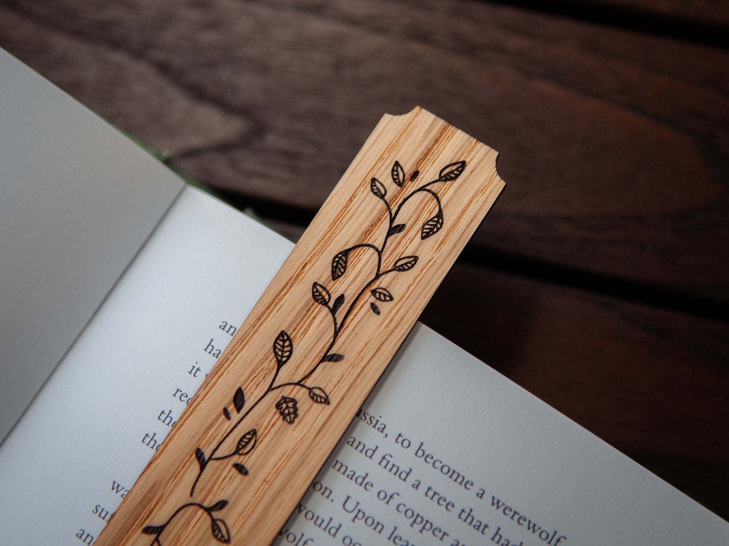 Houten Boekenlegger | Gegraveerde Bladeren | Eikenhout