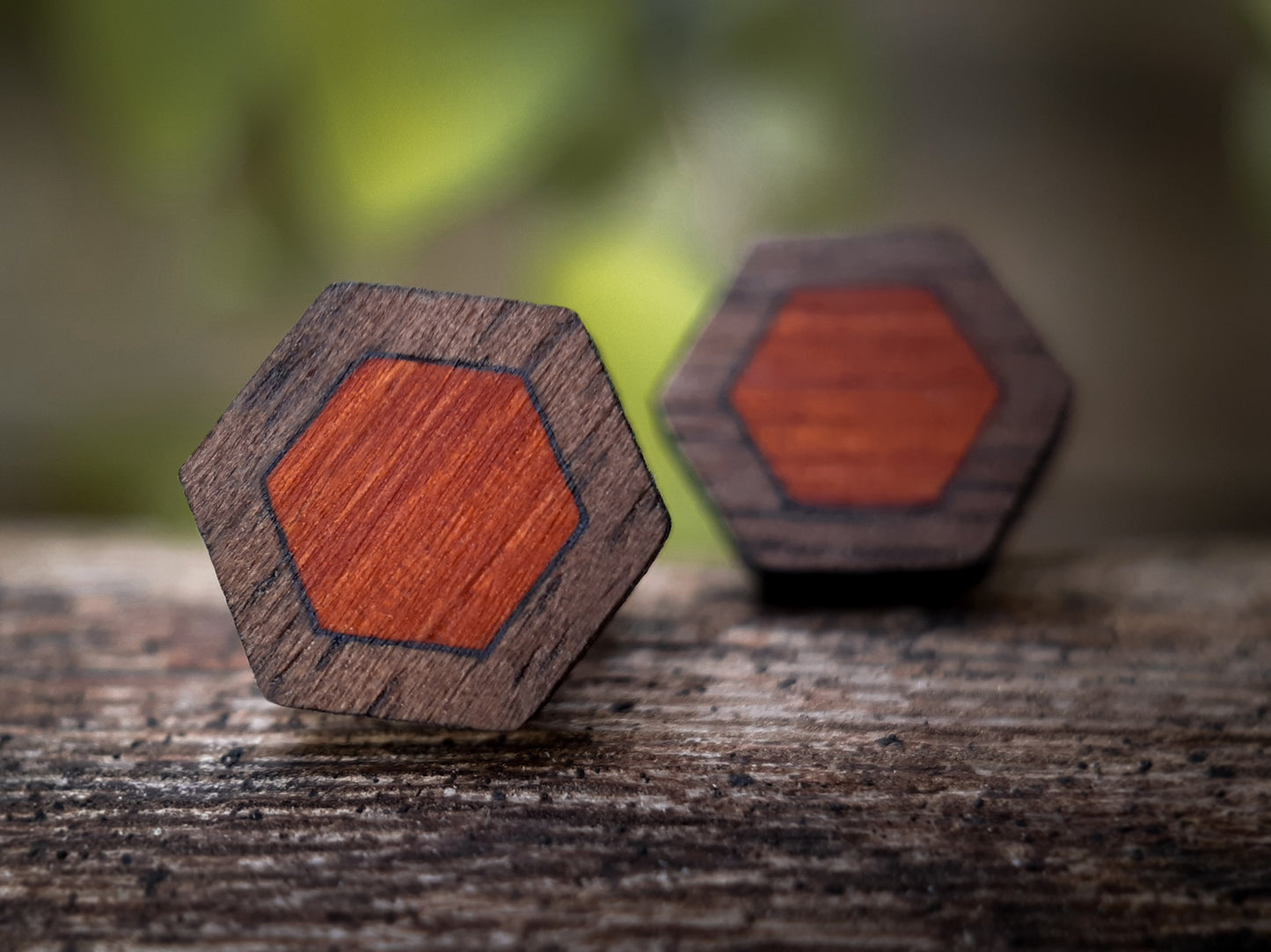 Duo Houten Oorknopjes | Hexagon | Padoek & Notenhout