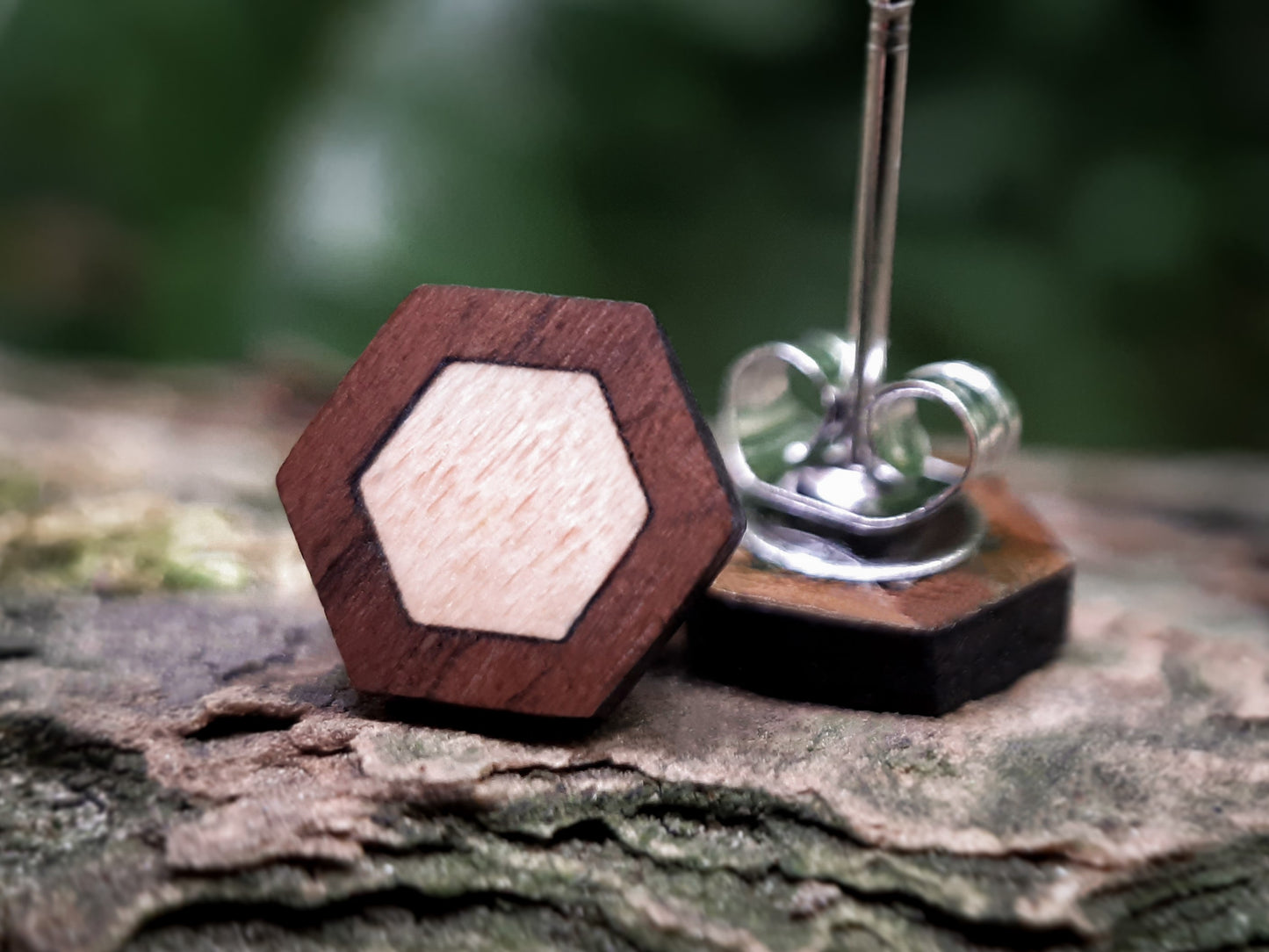 Duo Houten Oorknopjes | Hexagon | Esdoorn & Notenhout