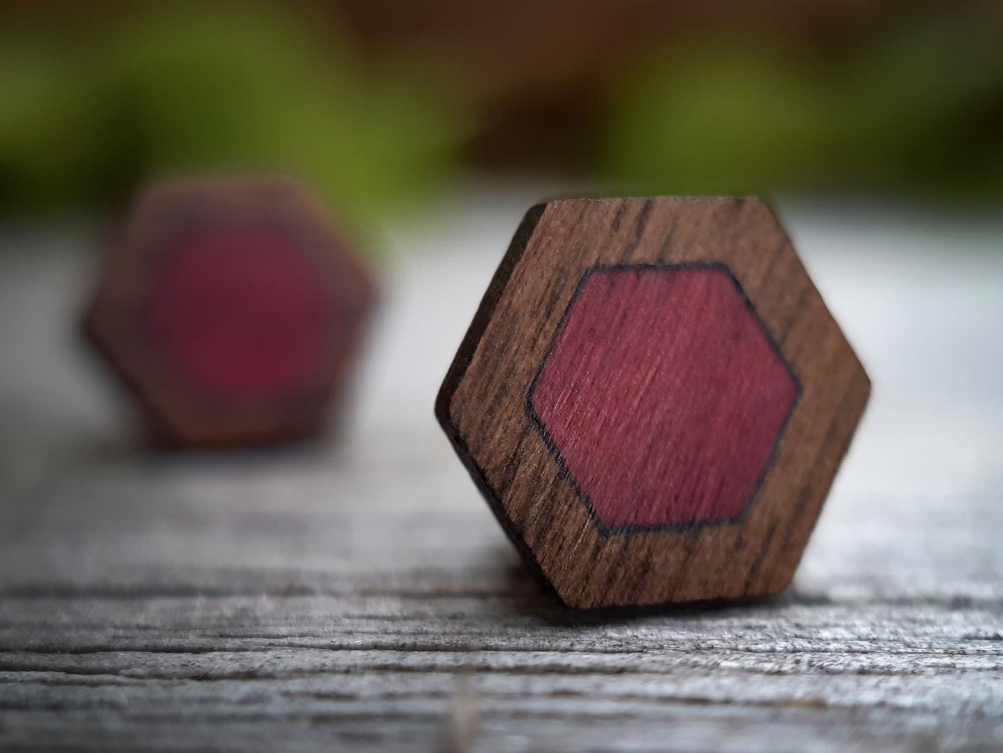 Duo Houten Oorknopjes | Hexagon | Purperhart & Notenhout