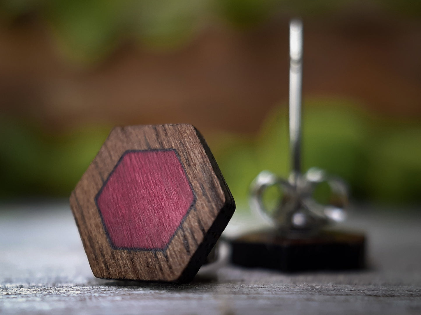 Duo Houten Oorknopjes | Hexagon | Purperhart & Notenhout