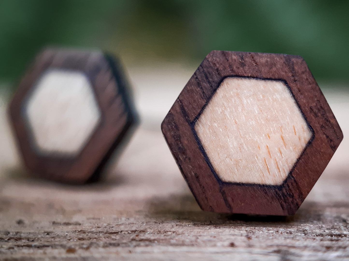 Duo Houten Oorknopjes | Hexagon | Esdoorn & Notenhout